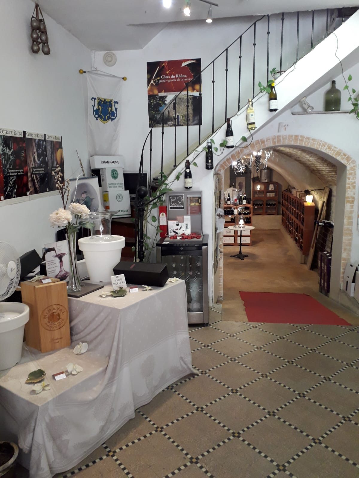 Intérieur de la boutique SYLVINS, avec l'escalier menant à la cave voûtée